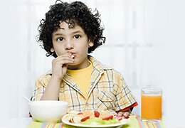 કિશોરવયની છોકરી માટે પોષણ વિશે તમારે જે જાણવાની જરૂર છે