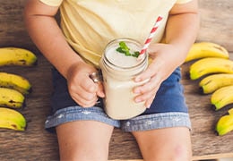 खाने में नखरे करने वाले बच्चों के लिए 8 मज़ेदार स्मूदी