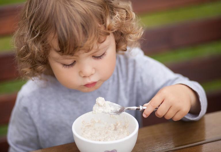 Encouraging self-feeding in toddlers